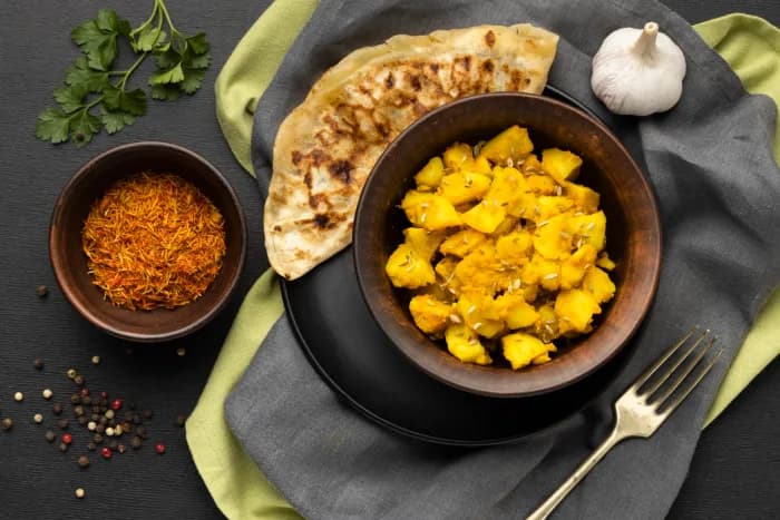 Curry indian servit cu naan proaspăt