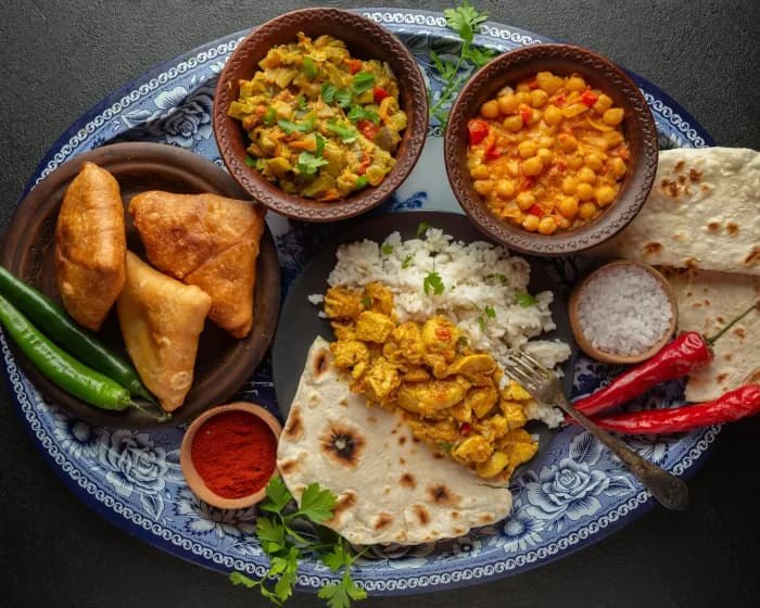 Platou cu preparate indiene asortate de la The Turmeric